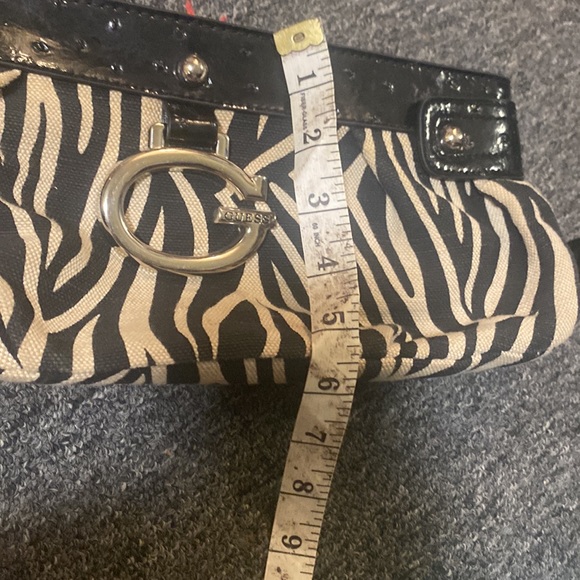 Guess clutch/wristlet zebra print - Picture 7 of 7